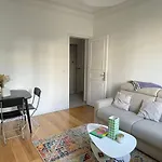 11Th Arrondissement Homey Warm Apartment